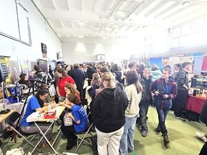 młodzież ogląda atrakcje na stoiskach wystawowych, sala gimnastyczna