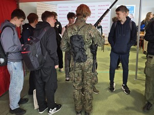 młodzież ogląda atrakcje przy stoiskach