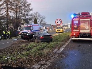 miejsce wypadku, droga, uszkodzone auta, służby ratownicze i ich pojazdy, pochmurno