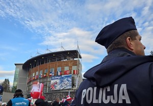 dzień, pochmurno, zima, policjanci zabezpieczają turniej, widoczni liczni kibice