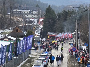 dzień, pochmurno, zima, policjanci zabezpieczają turniej, widoczni liczni kibice