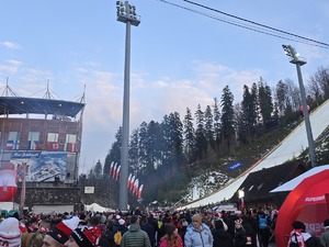 dzień, pochmurno, zima, policjanci zabezpieczają turniej, widoczni liczni kibice