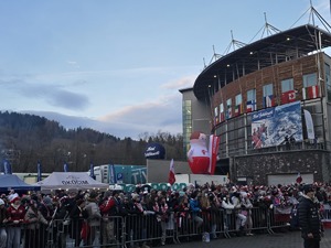 dzień, pochmurno, zima, policjanci zabezpieczają turniej, widoczni liczni kibice