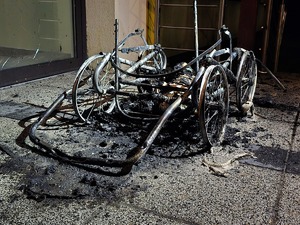 spalony wózek dziecięcy, noc