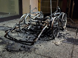 spalony wózek dziecięcy, noc