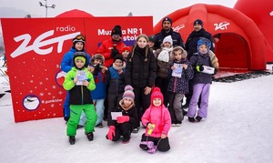 zdjęcie grupowe policjantów oraz dzieci, śnieg, dzień , zima