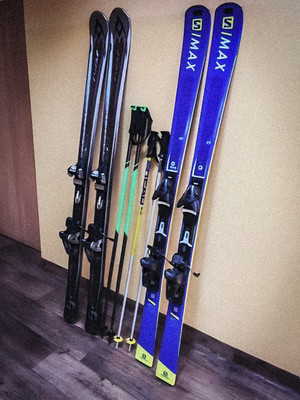 zdjęcie skradzionych nart,oparte o ścianę na korytarzu