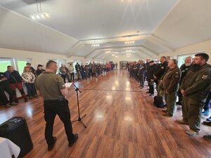 ludzie zgromadzeni na sali