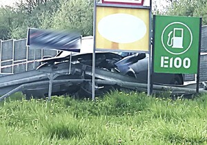 zdjecie rozbitego auta, które uderzyło w barierki, dzień