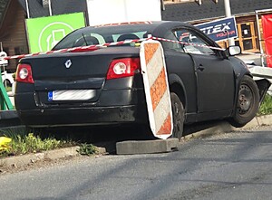 zdjecie rozbitego auta, które uderzyło w barierki, dzień