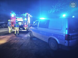 samochód straży pożarnej i policji podczas akcji gaśniczej