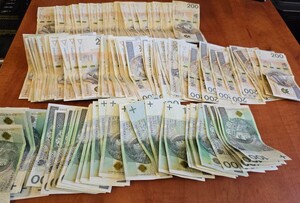 na zdjęciu zabezpieczone w postępowaniu pieniądze: banknoty 200 i 100 złotowe