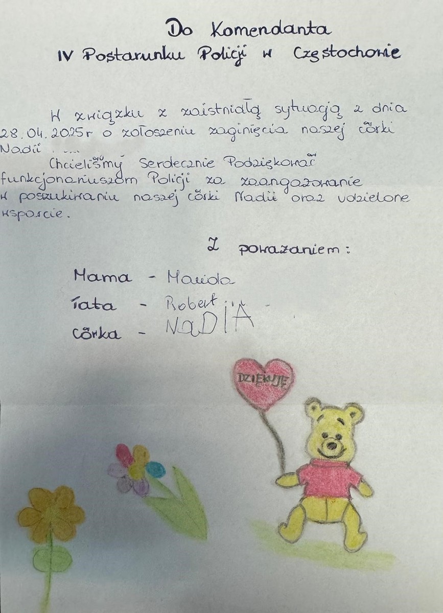 Treść laurki z napisami i narysowanym misiem, który trzyma balonik z napisem dziękuję, obok niego dwa namalowane kwiatki