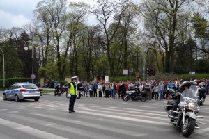 Policjant kieruje ruchem.