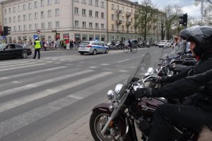 Policjant kieruje ruchem.