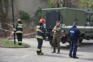 Policjanci i saperzy z Gliwic.