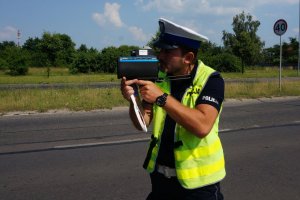 Policjant z miernikiem prędkości.