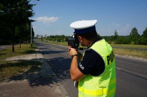 Policjant z miernikiem prędkości.