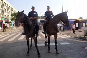 Policja konna na imprezie plenerowej.