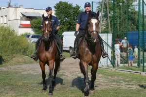 Policja konna na imprezie plenerowej.