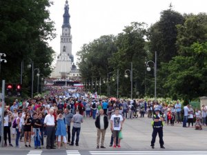 Policjanci kierują ruchem.