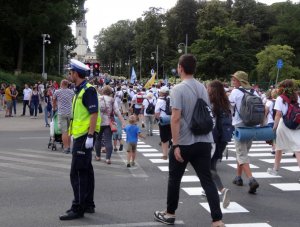 Policjanci kierują ruchem.