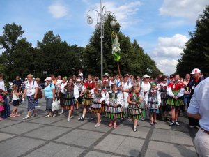 Policjanci kierują ruchem.