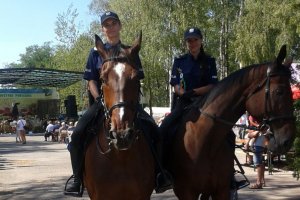 Policjantki na koniach na dożynkach.