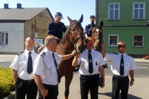 Policjantki na koniach na dożynkach.