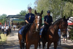 Policjantki na koniach na dożynkach.