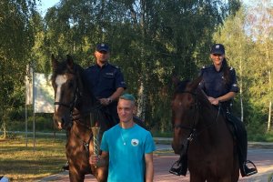 Policjanci z zespołu konnego na zawodach.