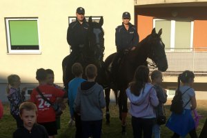 Policjanci na koniach wśród dzieci.