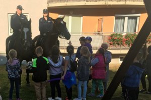 Policjanci na koniach wśród dzieci.