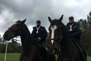 Policjanci na pikniku rodzinnym.