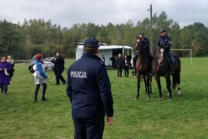 Policjanci na pikniku rodzinnym.