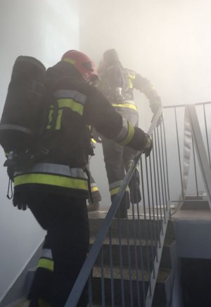 strażacy na zadyminej klatce schodowej