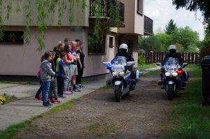 dzieci z domów dziecka oglądają policyjne motocykle z bliska