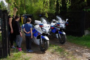 dzieci z domów dziecka oglądają policyjne motocykle z bliska