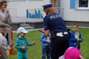 policjantki rozdają dzieciom z przedszkola odblaski
