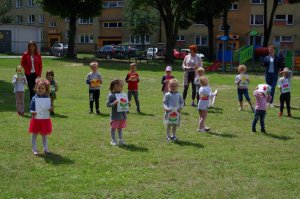 grupa dzieci przedszkolnych na placu zewnętrznym przedszkola nr 6 w Częstochowie