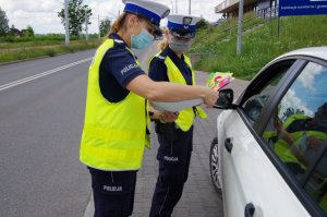 policjantki z laurkami kontrolują pojazdy