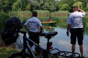 policjanci na rowerach patrolują rejon zbiornika wodnego