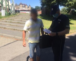 policjant rozdaje mieszkańcom Częstochowy ulotki