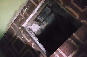 dziura w podłodze, wejście do kryjówki, znajdującej się pod podłogą
