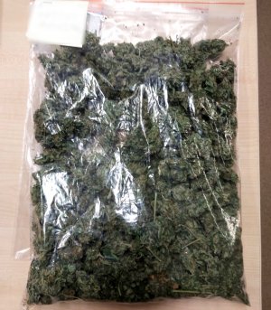woreczek foliowy wypełniony marihuaną leży na biurku