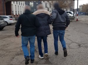 nieumundurowani Policjanci prowadzą zatrzymanego 37-latka do Komendy Miejskiej Policji w Częstochowie