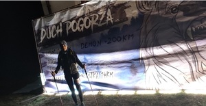 policjantka Agnieszka Czyżewska przed banerem promującym trasę biegu