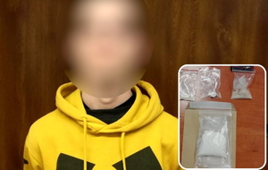zatrzymany mężczyzna pozuje do zdjęcia na wprost, obok wklejone zdjęcie zabezpieczonych narkotyków