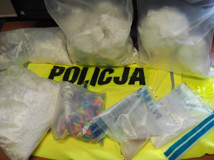narkotyki ułożone na kamizelce odblaskowej z napisem policja