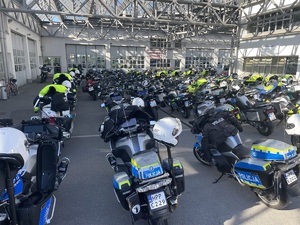 kilkadziesiąt policyjnych motocykli z różnych krajów w garażu